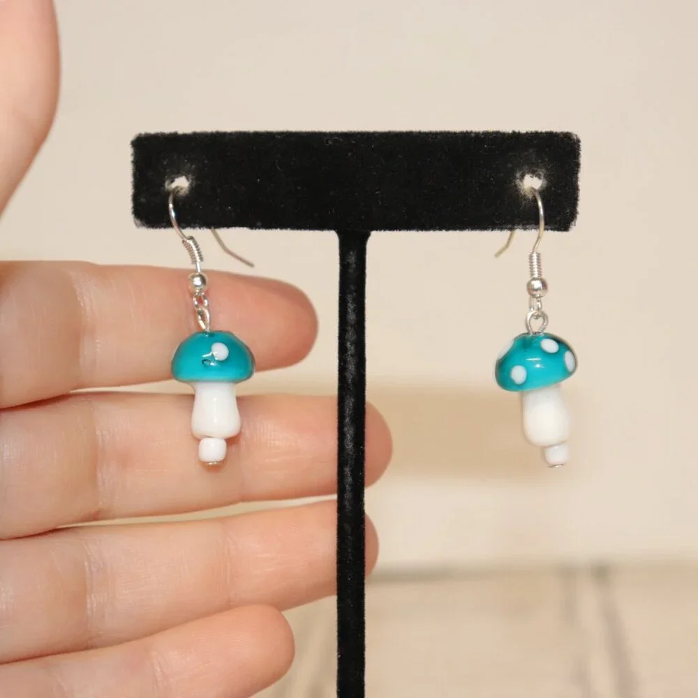 🍄 NWOT White & Turquoise Blue Glass Mushroom Dangling Earrings – 1.5